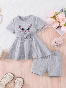 Set de 2 piezas de top de manga corta de cuello redondo y shorts informales y lindos con patrón bordado de gato para niña, verano