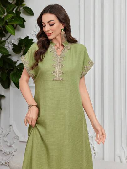 Al Najma Vestido elegante con cuello bordado floral, manga raglán y cuello alto, Kaftan y Jalabiya, Modesto