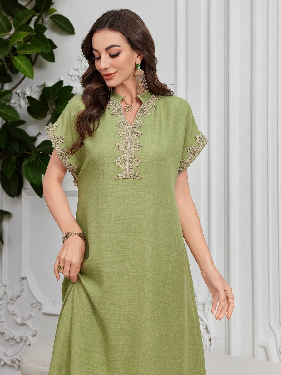 Al Najma 刺绣领花插肩袖立领优雅连衣裙、卡夫坦和贾拉比亚，端庄 - 綠色 - 查看 1