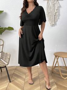 SHEIN Clasi 大码纯色 V 领短袖简约休闲优雅连衣裙