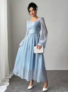 Rafferiza Elegante satijnen jurk met trompetmouwen in ijsblauw