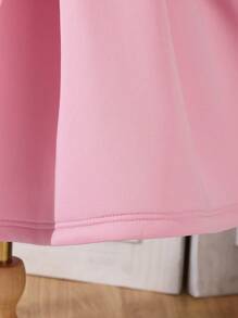 Vestido formal de una sola pieza elegante para niñas con aplicaciones florales de gran tamaño y mangas con volantes, apropiado para recitales de piano, desfiles de moda, fiestas de cumpleaños, estilo princesa