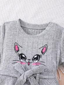 Set de 2 piezas de top de manga corta de cuello redondo y shorts informales y lindos con patrón bordado de gato para niña, verano