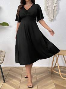 SHEIN Clasi 大码纯色 V 领短袖简约休闲优雅连衣裙