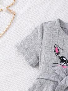 Set de 2 piezas de top de manga corta de cuello redondo y shorts informales y lindos con patrón bordado de gato para niña, verano