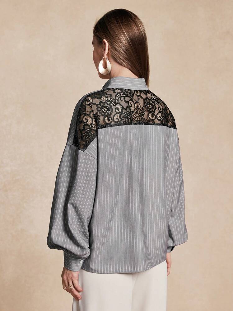 SHEIN Unity قميص شريطي بتباين الدانتيل للسيدات، عصري وأنيق للاستخدام اليومي - رمادي - مشاهدة 2