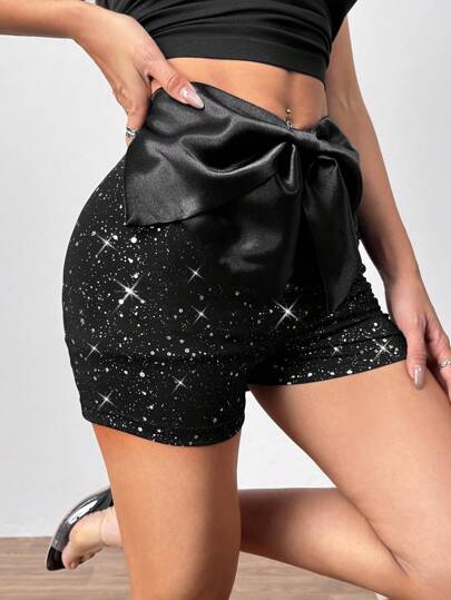 Chiquease 缎面拼接亮片面料紧身腰部蝴蝶结细节女式短裤