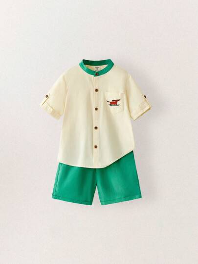 THE HAPPY LOOK 2pcs Young Boys Color Block Stand Collar Roll-Up Short Sleeve Loose Beige Shirt And Elastic Waist Roll-Up Hem Loose Green Shorts Sets