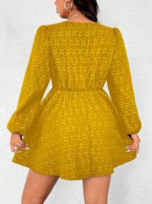 SHEIN Unity Vestido Elegante de Mangas Longas, Decote em V Profundo e Cruzado para Roupas de Ano Novo, Plus Size - Amarelo - Visão 2