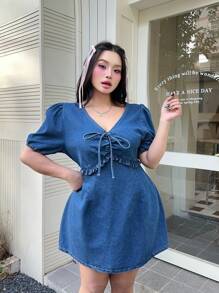 SHEIN MOD 大码蓝色牛仔连衣裙 V 领泡泡袖甜美浪漫连衣裙 - 中等水洗藍 - 查看 3