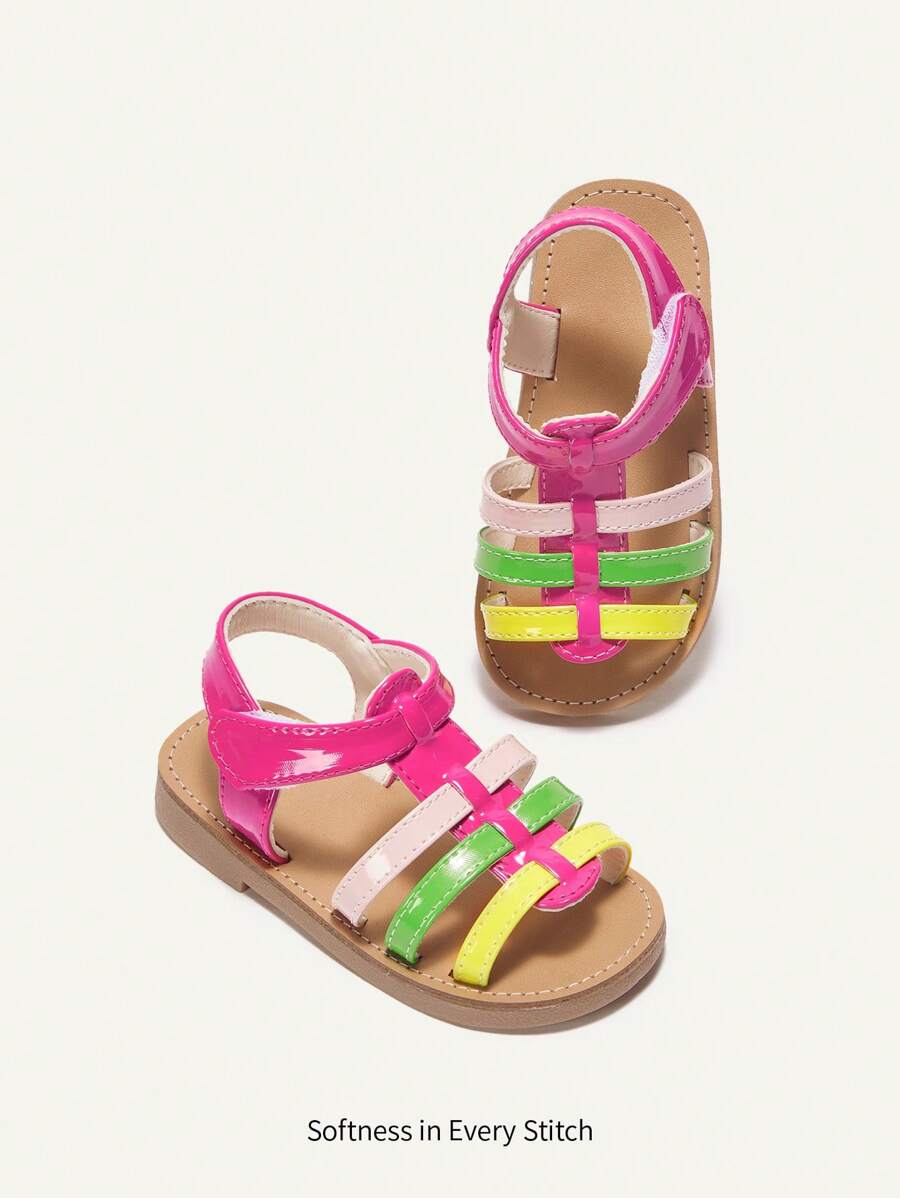 Cozy Pixies Sandalias planas de verano divertidas y versátiles para combinar con todo para niñas pequeñas en colores contrastantes - Rosa Fucsia - Ver 1