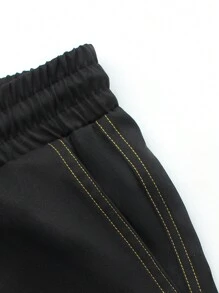 Manfinity EMRG Men's Black And Yellow Contrast Stitching Sports Casual Shorts, Multi-Function Pockets, Elastic Waistband And Insert Pockets
