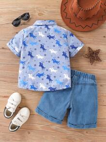 Completo da bambino di 2 pezzi: Camicia a stampa di cavallo blu e bianco abbinata a jeans di moda con orlo arricciato, perfetti per uscite casual e uso quotidiano, Collezione Primavera/Estate 2025 - Blu - Visualizzare 2