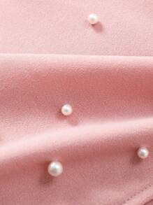 SHEIN 青少年女孩 2 件套：肩部有褶边细节的修身长袖 T 恤 + 正面有人造珍珠装饰的红色短裤，优雅的日常穿着