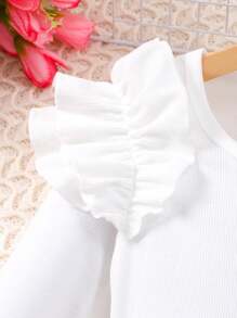 SHEIN 青少年女孩 2 件套：肩部有褶边细节的修身长袖 T 恤 + 正面有人造珍珠装饰的红色短裤，优雅的日常穿着