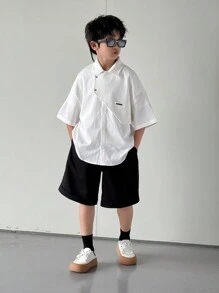 SHEIN 2 pièces Ensemble chemise à manches courtes et shorts à taille élastique pour garçons/pré-adolescents, style coréen décontracté, col polo, imprimé, lâche, couleur unie, noir et blanc, convient pour le déplacement, l'école, les loisirs, les voyages, les sports, le printemps, l'été, l'automne, l'hiver