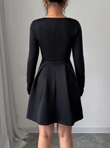 Chiquease 女式短款 A 字形方领珍珠装饰派对礼服，腰部收紧 - 黑色 - 查看 2