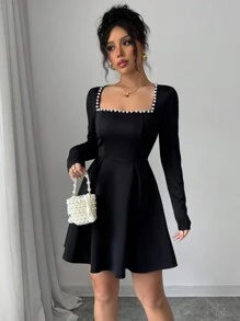 Chiquease 女式短款 A 字形方领珍珠装饰派对礼服，腰部收紧 - 黑色 - 查看 3