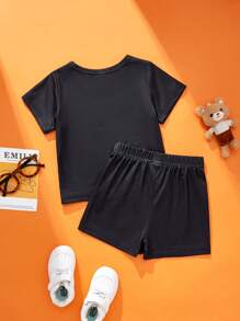 SHEIN 2 件装幼儿男童街头时尚休闲运动趣味熊印花圆领短袖 T 恤和短裤套装，柔软舒适的针织面料，适合户外、日常活动、幼儿园、摄影、春夏