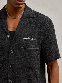 SHEIN X ELOISA & ORSON AKNOTIC Business Casual Camisa casual de corte regular para hombre con cuello extendido, manga corta, bordado con letra tejida, adecuada para uso diario