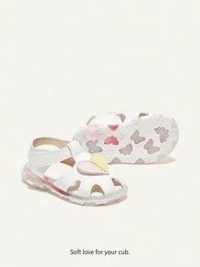 Cozy Pixies Sandalias de verano con luz interior con diseño de corazón y nudo, para niñas, zapatos planos blancos para bebé e infante para usar dentro y fuera de casa