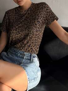 DAZY Camiseta casual de mujer de manga corta y cuello redondo con estampado de leopardo para el verano, camisetas gráficas - Marrón - Ver 4