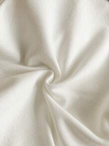 Souflis Souflis 2-częściowy zestaw dla chłopca/niemowlęcia: bluzka z kołnierzykiem i krótkim rękawem w połączeniu ze spodniami w kratę. Bluzka z kołnierzykiem ma minimalistyczny nadrukowany wzór, który zapewnia stylowy wygląd, odpowiedni na wszystkie letnie okazje.