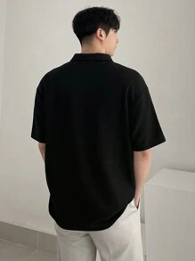 DAZY Polo nera da uomo con stampa di persone e lettere, estiva - nero - Visualizzare 2