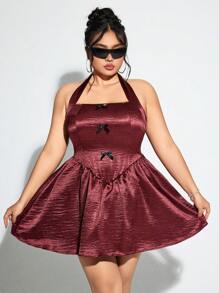 SHEIN ICON 加大码勃艮第红露背缎面蝴蝶结装饰连衣裙，适合情人节约会 - 酒紅色 - 查看 4
