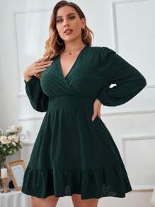 SHEIN CURVE+ Plus Size Vrouwen V-hals Ruffle Zoom Geplooide Taille Feestjurk, Elegante Dagelijkse/Kerst/Valentijnsdag Kleding
