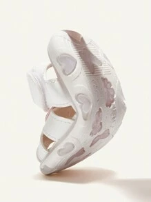 Cozy Pixies Sandalias de verano con luz interior con diseño de corazón y nudo, para niñas, zapatos planos blancos para bebé e infante para usar dentro y fuera de casa