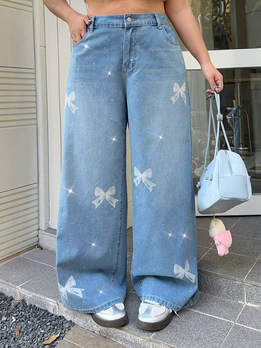 SHEIN MOD 大码蓝色牛仔裤蝴蝶结印花闪光钻石甜美直筒裤松紧腰休闲直筒裤春夏牛仔裤 - 淺色水洗藍 - 查看 1
