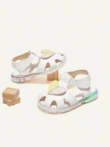 Cozy Pixies Sandalias de verano con luz interior con diseño de corazón y nudo, para niñas, zapatos planos blancos para bebé e infante para usar dentro y fuera de casa