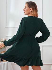 SHEIN CURVE+ Plus Size Vrouwen V-hals Ruffle Zoom Geplooide Taille Feestjurk, Elegante Dagelijkse/Kerst/Valentijnsdag Kleding