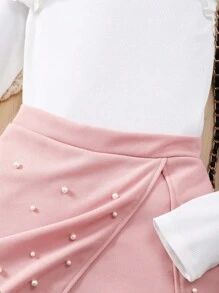 SHEIN 青少年女孩 2 件套：肩部有褶边细节的修身长袖 T 恤 + 正面有人造珍珠装饰的红色短裤，优雅的日常穿着