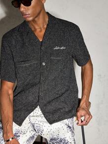 SHEIN X ELOISA & ORSON AKNOTIC Business Casual Camisa casual de corte regular para hombre con cuello extendido, manga corta, bordado con letra tejida, adecuada para uso diario