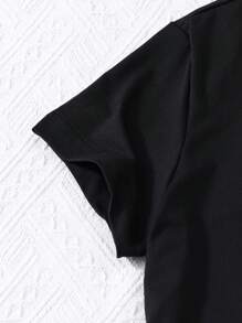 SHEIN مجموعة قطعتين من القميص ذو الأكمام القصيرة المزين بالفيونكة ثلاثي الأبعاد والبنطلون الجينز طويل الأرجل لفتيات الفئة العمرية الوسيطة، طقم ملابس يومي