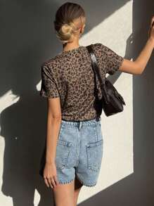 DAZY Camiseta casual de mujer de manga corta y cuello redondo con estampado de leopardo para el verano, camisetas gráficas - Marrón - Ver 2