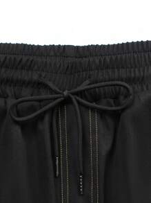 Manfinity EMRG Men's Black And Yellow Contrast Stitching Sports Casual Shorts, Multi-Function Pockets, Elastic Waistband And Insert Pockets