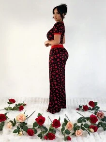 SHEIN SXY 女士印花短袖上衣和裤子两件套，心形图案，情人节，度假装，长袖，户外上衣，露脐上衣，情人节，可爱上衣，两件套，女士两件套，夏季，女士运动服。 - 彩色 - 查看 5