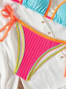 Swim SXY Conjunto de ropa de playa para primavera y verano de mujer: top halter con recortes en color multiple y volantes, y Bottom de bikini con tiras de sujeción lateral y tirantes finos - Conjunto sexy de 2 piezas de traje de baño estilo festival bohemio