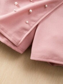 SHEIN 青少年女孩 2 件套：肩部有褶边细节的修身长袖 T 恤 + 正面有人造珍珠装饰的红色短裤，优雅的日常穿着