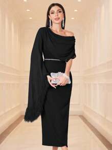 Modelyn Gaun Maxi Pesta Malam Elegan dengan Leher Asimetris dan Rumbai - Hitam - View 3