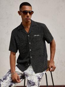 SHEIN X ELOISA & ORSON AKNOTIC Business Casual Camisa casual de corte regular para hombre con cuello extendido, manga corta, bordado con letra tejida, adecuada para uso diario