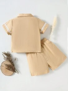 Conjunto de top de manga corta con parche de encaje y pantalones cortos de verano para bebé niño