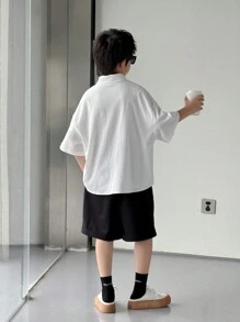 SHEIN 2 pièces Ensemble chemise à manches courtes et shorts à taille élastique pour garçons/pré-adolescents, style coréen décontracté, col polo, imprimé, lâche, couleur unie, noir et blanc, convient pour le déplacement, l'école, les loisirs, les voyages, les sports, le printemps, l'été, l'automne, l'hiver