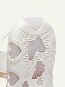 Cozy Pixies Sandalias de verano con luz interior con diseño de corazón y nudo, para niñas, zapatos planos blancos para bebé e infante para usar dentro y fuera de casa