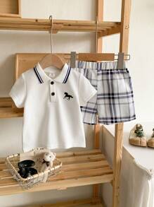 Souflis Souflis 2-częściowy zestaw dla chłopca/niemowlęcia: bluzka z kołnierzykiem i krótkim rękawem w połączeniu ze spodniami w kratę. Bluzka z kołnierzykiem ma minimalistyczny nadrukowany wzór, który zapewnia stylowy wygląd, odpowiedni na wszystkie letnie okazje.