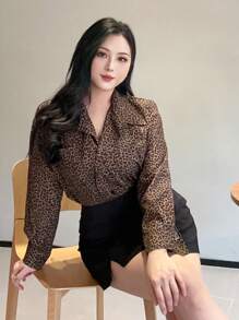 Dazy Petite Plus Camisa de manga larga con cuello vuelto y estampado de leopardo, talla grande, color marrón, estampado de guepardo para primavera/otoño