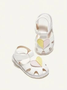 Cozy Pixies Sandalias de verano con luz interior con diseño de corazón y nudo, para niñas, zapatos planos blancos para bebé e infante para usar dentro y fuera de casa